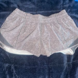 Lululemon hottie, hot high-rise line 2.5 short in Heatherd black